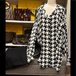 Gorgeous houndstooth hi low Long sleeve Looks great And very fashion forward
